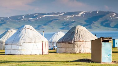 Song Kul - Kırgızistan 'ın Tian Shan Dağları' ndaki yüksek alp gölü