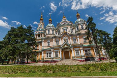 ALMATY, KAZAKHSTAN - CIRCA JUNE 2017: Zenkov Katedrali olarak da bilinen Yükseliş Katedrali, Almaty 'deki Panfilov Parkı' nda Haziran 2017 civarında yer alan bir Rus Ortodoks katedrali..
