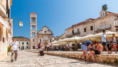 Hırvatistan 'ın Hvar adasındaki Zavala' dan güzel manzara Eylül 2016 'da Hvar' da.