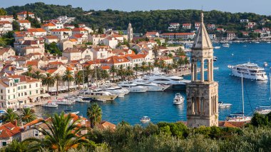 Hırvatistan 'ın Hvar adasındaki Hvar kasabasının güzel manzarası Eylül 2016' da Hvar 'da.