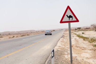 NAGEV, ISRAEL - CIRCA MAYIS 2018: Nagev Çölü boyunca yol manzarası Mayıs 2018.
