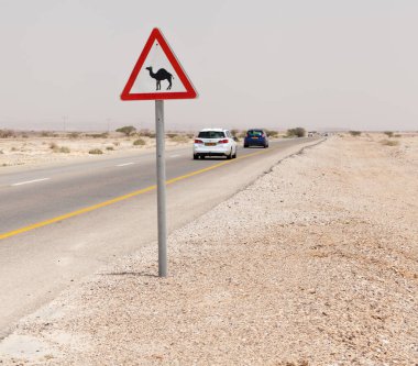 NAGEV, ISRAEL - CIRCA MAYIS 2018: Nagev Çölü boyunca yol manzarası Mayıs 2018.