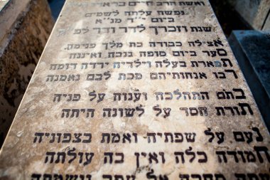 JERUSALEM, ISRAEL - CIRCA MAYIS 2018: Bir cemetredeki Yahudi mezar taşı görüntüsü