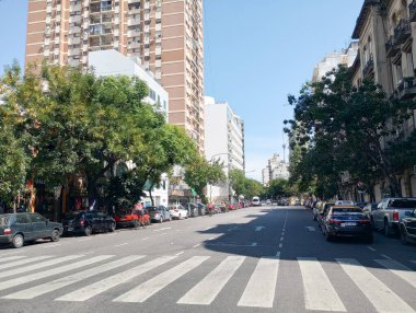 BUENOS AIRES, ARGENTINA - CIRCA MARCH 2023: Buenos Aires 'in hareketli caddeleri, Arjantin' in başkenti, Mart 2023 Buenos Aires.