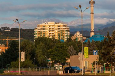 ALMATY, KAZAKHSTAN - CIRCA HAZİRAN 2017: Almaty şehrindeki gökdelenlere bakış.