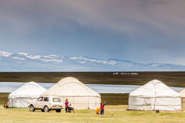Song KUL, KYRGYZSTAN - CRCA Haziran 2017: Kırgızistan 'ın Tian Shan Dağları' ndaki Song Kul yüksek alp gölündeki kamplardan birinin görüntüsü Haziran 2017 'de Song Kul.