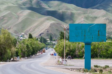NARYN, KYRGYZSTAN - CIRCA HAZİRAN 2017: Naryn 'de Haziran 2017 sıralarında sokaklar ve şehir manzarası.