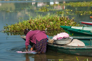 POKHARA, NEPAL - CIRCA NOVEMBER 2013: Pokhara 'da günlük yaşam Kasım 2013 sıralarında Pokhara' da.