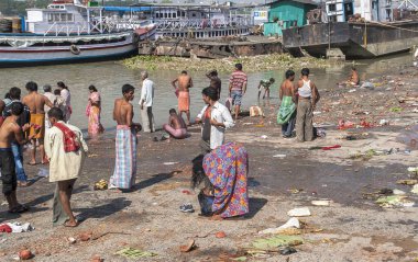CALCUTTA, INDIA - CIRCA NOVEMBER 2013: Kalküta ghatları Kasım 2013 dolaylarında Kalküta 'da.