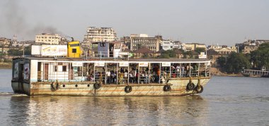 CALCUTTA, INDIA - CIRCA NOVEMBER 2013: Kasım 2013 'te Kalküta' da Kolkata nehrinde feribot.