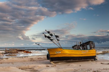 Niechorz sahilinde bir balıkçı teknesi.