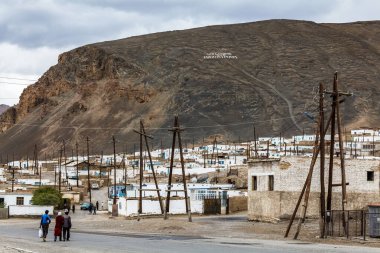 MURGHAB, TAJIKISTAN - CIRCA Haziran 2017: Tacikistan 'daki Murghab köyünün güzel manzarası Haziran 2017 civarında Murghab' da.