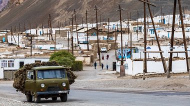 MURGHAB, TAJIKISTAN - CIRCA Haziran 2017: Tacikistan 'daki Murghab köyünün güzel manzarası Haziran 2017 civarında Murghab' da.