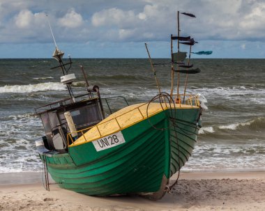 Uniesci sahilinde bir balıkçı teknesi.