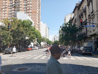 BUENOS AIRES, ARGENTINA - CIRCA MARCH 2023: Buenos Aires 'in hareketli caddeleri, Arjantin' in başkenti, Mart 2023 Buenos Aires.