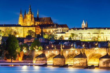 PRAG, CZECH REPUBLIC - CIRCA MAYIS 2017: Prag tarihi merkezi, kale, Hradcany, Charles bridge ve Vltava 'nın görüntüsü Mayıs 2017' de Prag 'da.