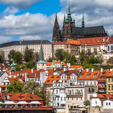 PRAG, CZECH REPUBLIC - CIRCA MAYIS 2017: Prag tarihi merkezi ile Prag kalesi Mayıs 2017.