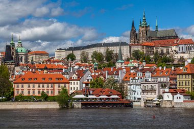 PRAG, CZECH REPUBLIC - CIRCA MAYIS 2017: Prag tarihi merkezi ile Prag kalesi Mayıs 2017.