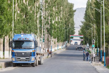 ISHKASHIM, TAJIKISTAN - CIRCA HAZİRAN 2017: Tacikistan 'da Ishkashim sokağı manzarası Haziran 2017 sıralarında.