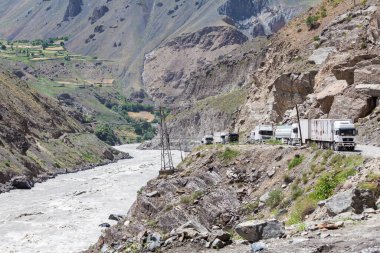 KHOROG, TAJIKISTAN - CIRCA HAZİRAN 2017: Khorog 'dan Dushanbe' ye giden yol Haziran 2017 civarında Khorog 'da.