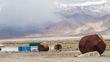 KARAKUL, TAJIKISTAN - CIRCA HAZİRAN 2017: Tacikistan 'da Karkul Gölü üzerindeki Karakul köyünün güzel manzarası Haziran 2017' de Karakul 'da.