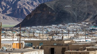 MURGHAB, TAJIKISTAN - CIRCA Haziran 2017: Tacikistan 'daki Murghab köyünün güzel manzarası Haziran 2017 civarında Murghab' da.
