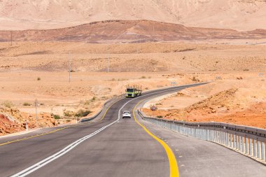 NAGEV, ISRAEL - CIRCA MAYIS 2018: Nagev Çölü boyunca yol manzarası Mayıs 2018.