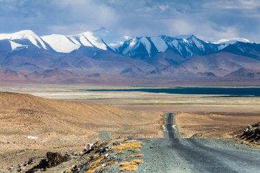 Tacikistan, Pamir 'deki Karakul gölünün güzel manzarası