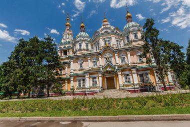 ALMATY, KAZAKHSTAN - CIRCA JUNE 2017: Zenkov Katedrali olarak da bilinen Yükseliş Katedrali, Almaty 'deki Panfilov Parkı' nda Haziran 2017 civarında yer alan bir Rus Ortodoks katedrali..