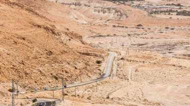 NAGEV, ISRAEL - CIRCA MAYIS 2018: Nagev Çölü boyunca yol manzarası Mayıs 2018.
