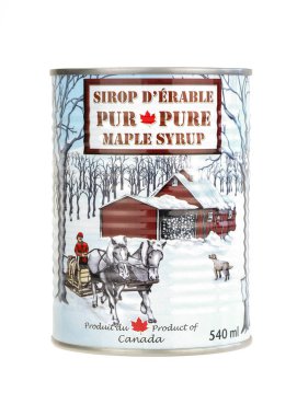 St-EphREM, QUEBEC, Kanada - 4 Nisan 2023. Bir kutu saf Kanada akçaağaç şurubu ve klasik resimli. Quebec dünyanın en büyük akçaağaç şurubu üreticisi. Fransızca ve İngilizce metin.. 