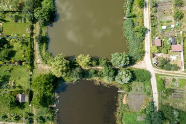 İHA 'nın çektiği fotoğraf: Serene Gölü açık ve güneşli havada yeşil çimlerle çevrili. Yansıtıcı gölü, derinliği ve doğal güzelliği olan canlı ve huzurlu bir yaz manzarası..