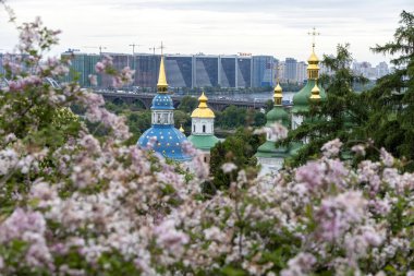 Kyiv manastırı kubbeleri ilkbaharda leylak çiçeklerinin arasından görünür.
