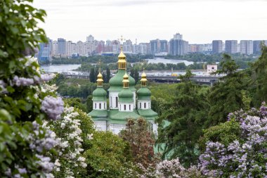 Yeşil kubbeli Ortodoks Kilisesi ve ilkbaharda Kyiv silueti