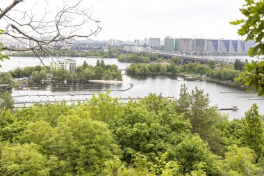 Köprü ve adalı yeşil şehir nehir manzarası