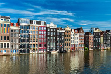 Günışığı Hollanda 'nın Amsterdam kentindeki bir kanalda 17. ve 18. yüzyılları aydınlatıyor.