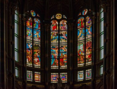 Amsterdam 'daki Büyük Katolik Aziz Nikolas Bazilikası. Çok sayıda fresklerin ve vitray pencerelerin yer aldığı özenle hazırlanmış bir iç mekan.