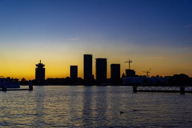 Aurora Borealis 'in manzarası Kuzey Işıkları hala sulanmış Reykjavk Limanı İzlanda