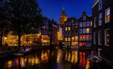 Westerkerk 'in (Batı Kilisesi) alacakaranlık manzarası, Amsterdam' daki kanallar. Hollanda.