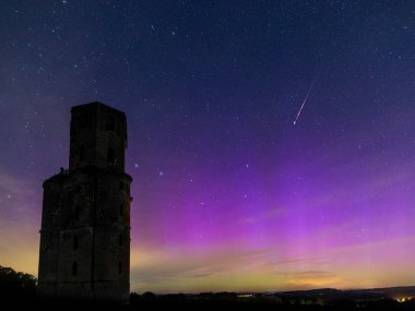 Dorset 'teki yıldızlı gece gökyüzünde nadir bulunan çok renkli Aurora Borealis.