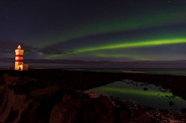 Aurora Borealis 'in manzarası Kuzey Işıkları hala sulanmış Reykjavk Limanı İzlanda