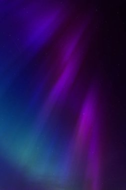 Dorset 'teki yıldızlı gece gökyüzünde nadir bulunan çok renkli Aurora Borealis.