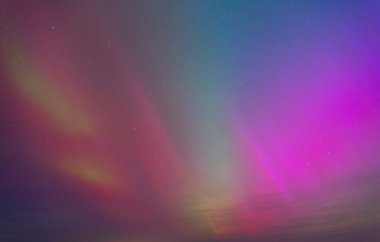 Dorset 'teki yıldızlı gece gökyüzünde nadir bulunan çok renkli Aurora Borealis.