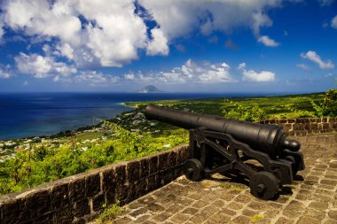 Brimstone Hill Kalesi, St. Kitts 'deki tahkimat ve toplar.