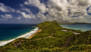 Timothy 's Hill, St. Kitts' ten Güney Friars Körfezi Sahili 'nin güneşli ve rüzgârlı panoramik manzarası