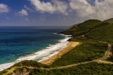 Timothy 's Hill, St. Kitts' ten Güney Friars Körfezi Sahili 'nin güneşli ve rüzgârlı panoramik manzarası