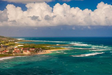 Timothy 's Hill, St. Kitts' te görüldüğü gibi, güneşten sırılsıklam olmuş ve rüzgar tarafından süpürülmüş...