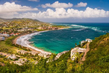 Timothy 's Hill, St. Kitts' te görüldüğü gibi, güneşten sırılsıklam olmuş ve rüzgar tarafından süpürülmüş...