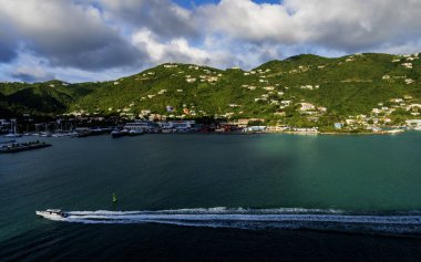 Britanya Virgin Adaları 'ndaki Road Town' daki Tortola limanındaki gök mavisi sular ve deniz gemileri.