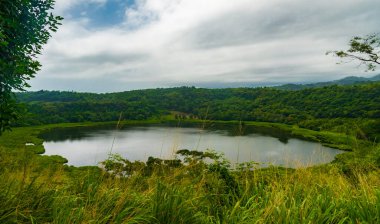 Grand Etang Gölü, Grenada 'nın merkezinde deniz seviyesinden 550 metre yükseklikte yaklaşık 6 metre derinliğinde sönmüş bir volkandır. Büyük Etang Ulusal Parkı 'nın ortasında, Grenada' da yürüyüş ve yürüyüş için çok popüler bir alandır.